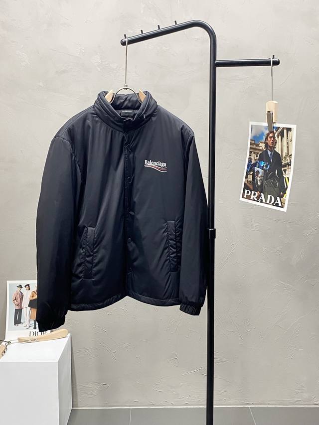 Balenciaga巴黎世家独家专供最新时尚立领外套，经典设计感与颜值爆棚的外套，帽子拉链可折叠收齐设计，品质更是无法挑剔品控可以直接入手，不容过错的高端臻品！