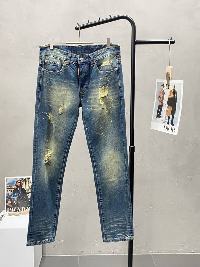 DSQUARED2第二次方独家专供新款休闲牛仔裤高端版本！专柜定制面料 透气舒适度高，细节无可挑剔，品牌元素设计理念，体现高品质。手感细腻柔软！呈现休闲裁剪，上