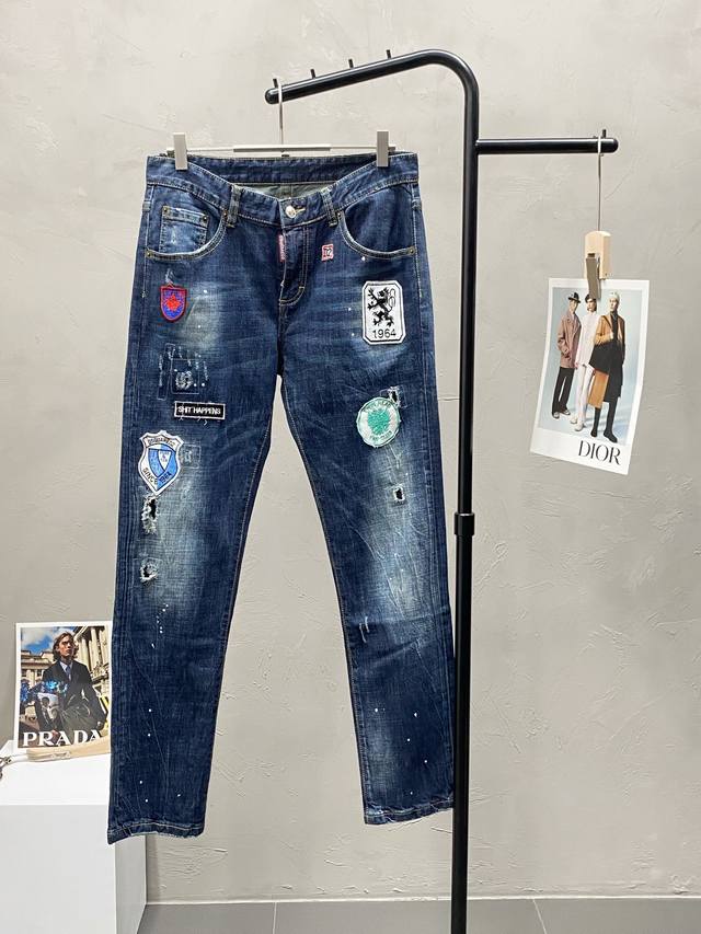 DSQUARED2第二次方独家专供新款休闲牛仔裤高端版本！专柜定制面料 透气舒适度高，细节无可挑剔，品牌元素设计理念，体现高品质。手感细腻柔软！呈现休闲裁剪，上