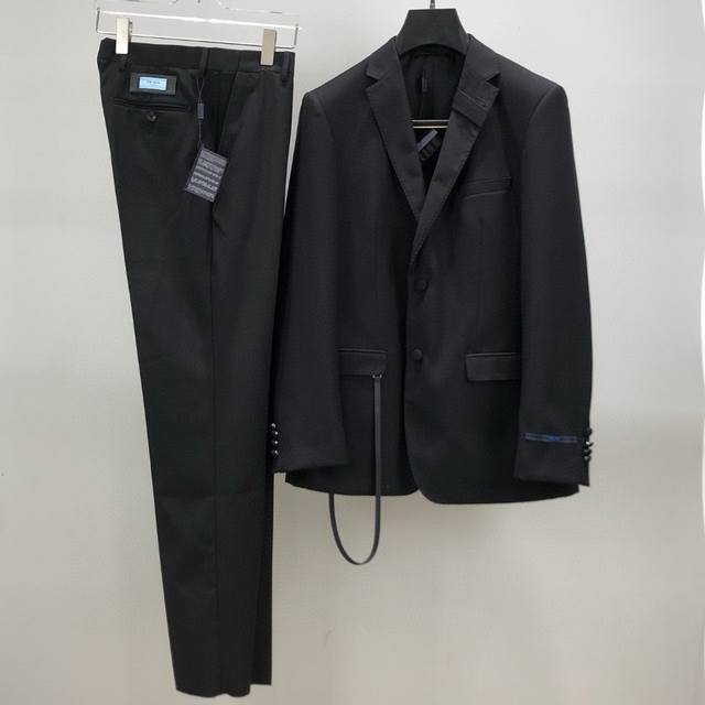 整套 ,单西 ,西裤 。 PRADA 普拉达 24ss 休闲商务西装套装时尚而舒适的产品，让您在各种场合中都能自信、得体地展现风采。搭配现代化元素锁扣，呈现最前