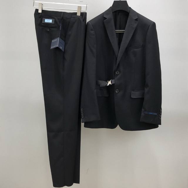 整套 ,单西 ,西裤 。 PRADA 普拉达 24ss 休闲商务西装套装时尚而舒适的产品，让您在各种场合中都能自信、得体地展现风采。搭配现代化元素锁扣，呈现最前