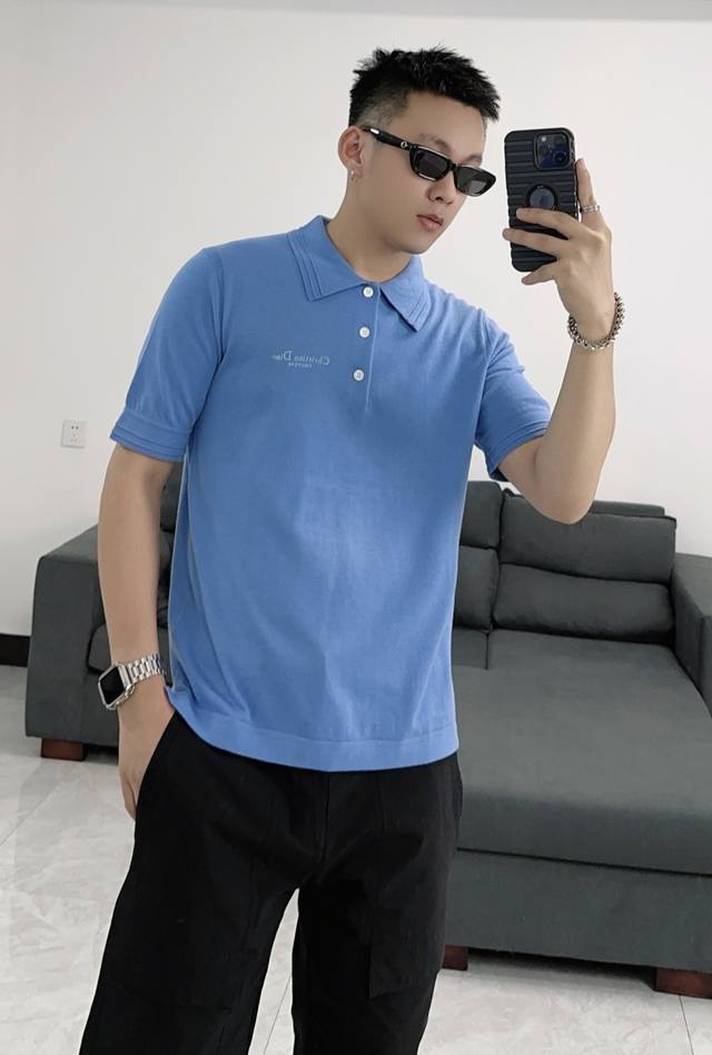 Dior迪奥 2024夏季新品 字母刺绣logo羊毛+桑蚕丝短袖男士翻领polo衫 这款 Polo 衫是二零二四秋季成衣系列新品，全新演绎 Dior 主打单品。