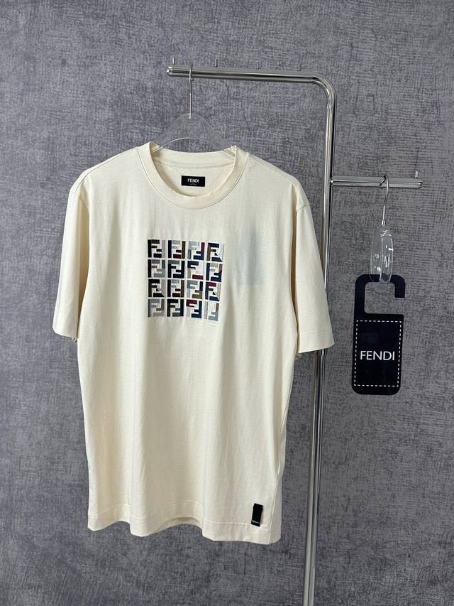 FENDI 芬迪2024新款短袖字母logo拼色刺绣宽松版时尚潮牌男女同款短袖 本款短袖圆领宽松T恤。海军蓝棉质材质。正面定制有拼色线迹FF刺绣。饰有罗纹圆领。