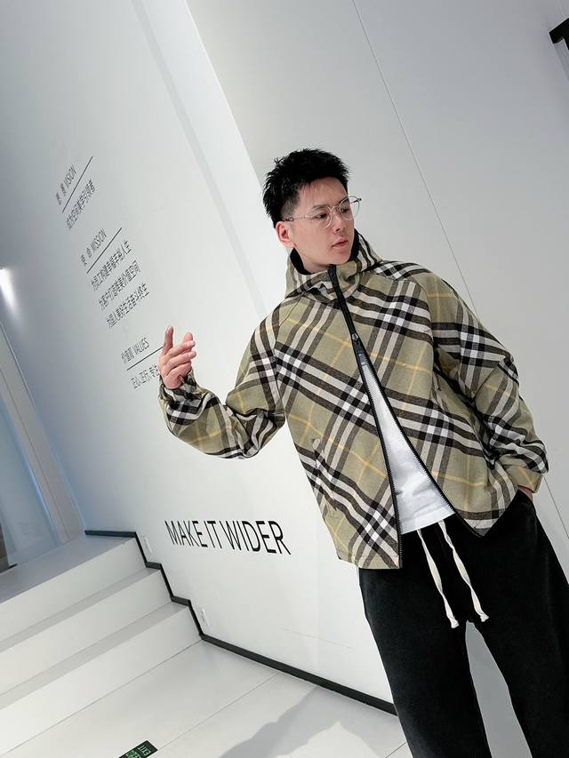 羊毛面料 Burberry 巴宝莉 2024秋冬新款双面穿夹克，官网同步，原版订制聚酯纤维面料，面净版设计，背面设计经典格子双面穿，戴帽设计更防风保暖，衣襟拉链