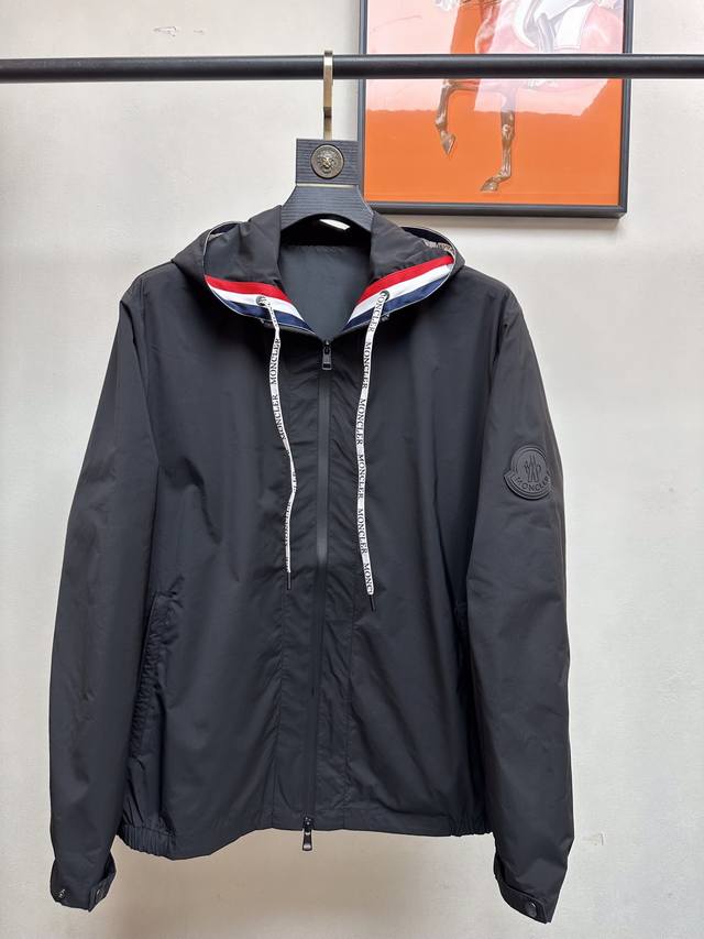 MONCLER 蒙口 2024春最新款连帽风衣夹克外套，高端品质、版型面料五金都是专柜1:1定制，透气舒适合成面料，线条流畅，工艺精致，上身版型超赞，面料舒适，