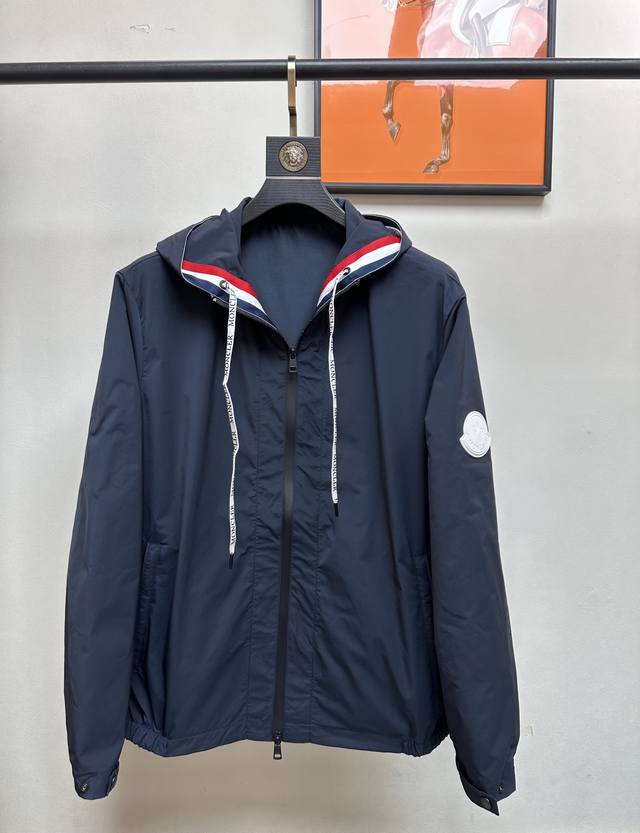 MONCLER 蒙口 2024春最新款连帽风衣夹克外套，高端品质、版型面料五金都是专柜1:1定制，透气舒适合成面料，线条流畅，工艺精致，上身版型超赞，面料舒适，