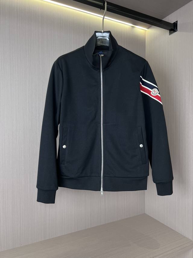 MONCLER 24早秋新品，立领针织外套。采用棉质混纺面料制成，是衣橱常备的基础款休闲单品。拉链款式设计，衣袖上饰有贯穿整个系列的三色条纹标志。通勤日常穿搭必