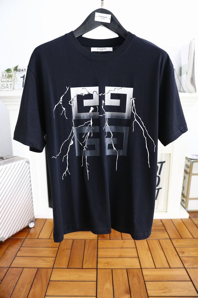 纪梵希 Givenchy. 24夏季新品男士时尚经典圆领短袖时尚单品设计，更加时尚舒适，高标准定制，上身非常有型，胸前奢华品牌经典LOGO 图案 客供辅料，采用 - 点击图像关闭