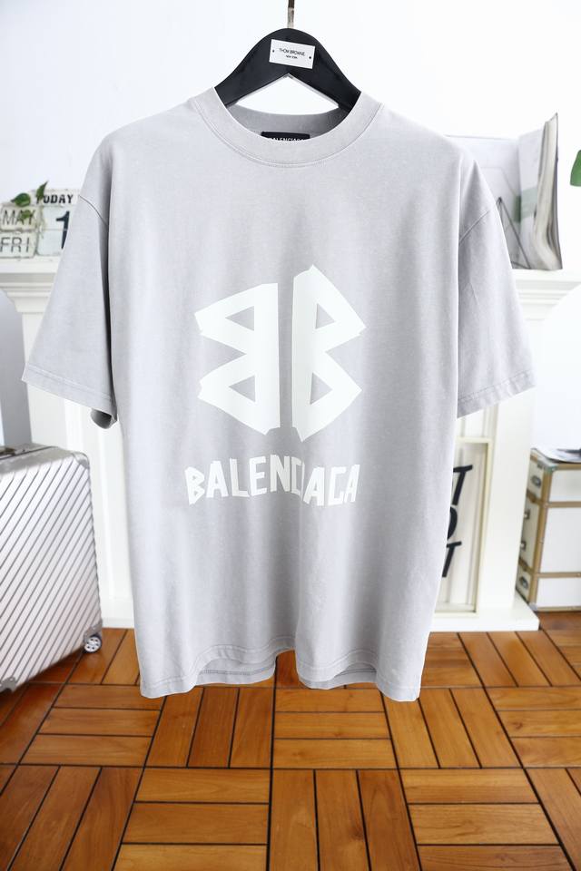 巴黎世家 Balenciaga. 24Fw夏季新品品质控推荐！年年经典爆款！款式阔型圆领短袖T恤 奢华品牌字母LOGO设计,领口微微的贴合颈部 上身时尚潮流 这