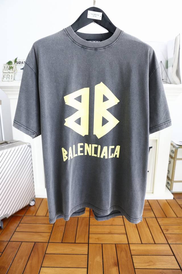 巴黎世家 Balenciaga. 24Fw夏季新品品质控推荐！年年经典爆款！款式阔型圆领短袖T恤 奢华品牌字母LOGO设计,领口微微的贴合颈部 上身时尚潮流 这