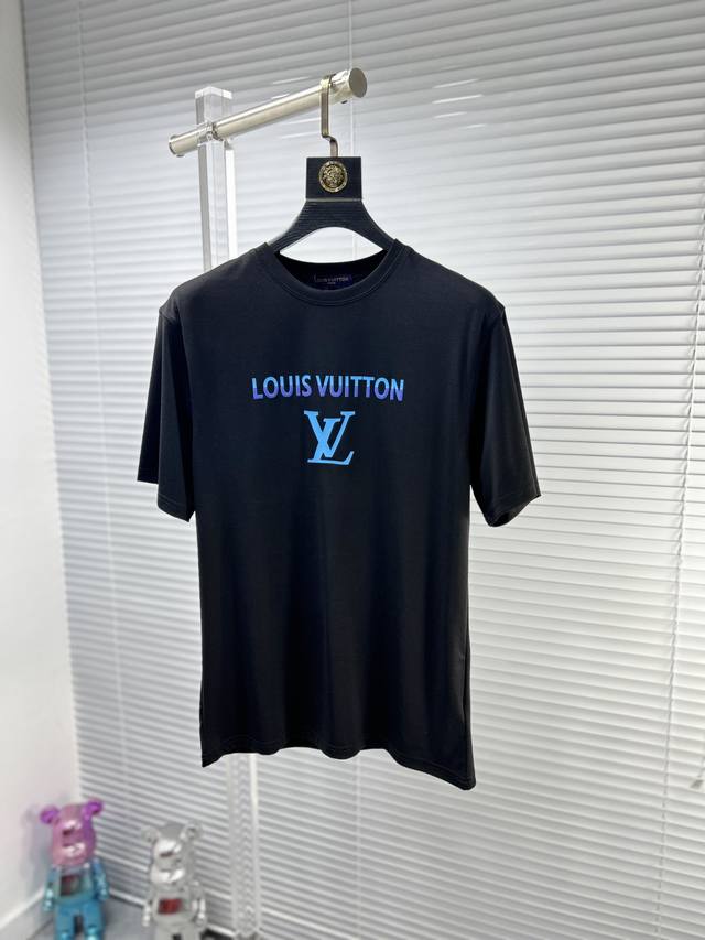 LV*路易 ss24夏季新款短袖T恤，顶级冰丝棉 高端图案logo，帅气时尚，简约百搭款。面料棉 不仅挺括，保持潮流的廓形，又穿着舒适，纱织更细腻 码数：M-X