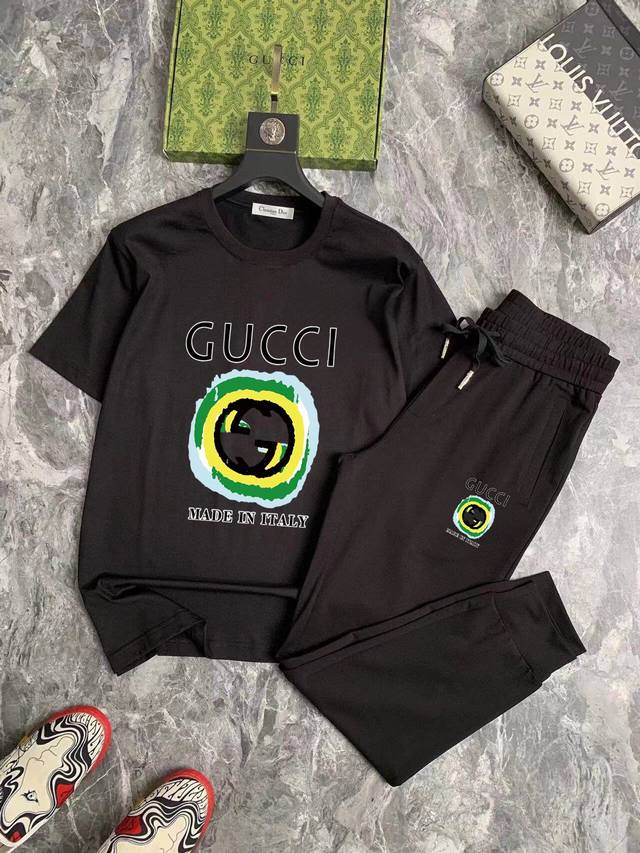 GUCCI 古奇 胖子福音 2024官网同款.世界知名奢侈品牌.夏季男士 双丝光 高品质货套装 采用进口原单面料 ，当季时尚潮流款，百搭爆款。简洁大方，精密的车