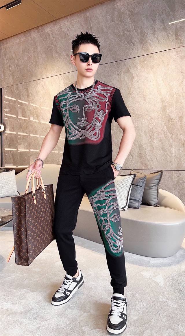 VERSACE 范思哲 2024官网同款.世界知名奢侈品牌.夏季男士短袖短裤套装 高品质 原单货套装 采用进口原单面料 ，当季时尚潮流款，百搭爆款。简洁大方，精