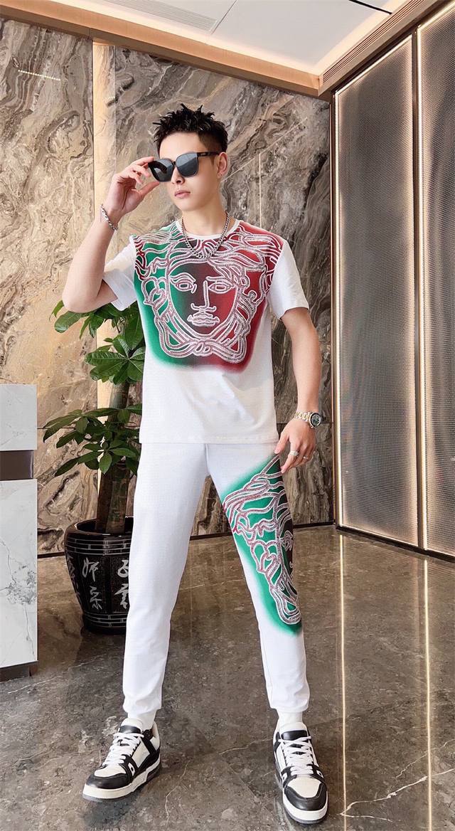 VERSACE 范思哲 2024官网同款.世界知名奢侈品牌.夏季男士短袖短裤套装 高品质 原单货套装 采用进口原单面料 ，当季时尚潮流款，百搭爆款。简洁大方，精