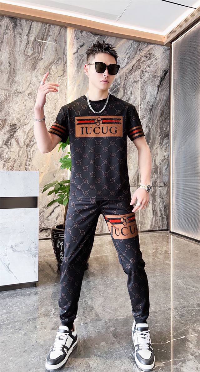 GUCCI 古奇 2024官网同款.世界知名奢侈品牌.夏季男士短袖短裤套装 高品质 原单货套装 采用进口原单面料 ，当季时尚潮流款，百搭爆款。简洁大方，精密的车