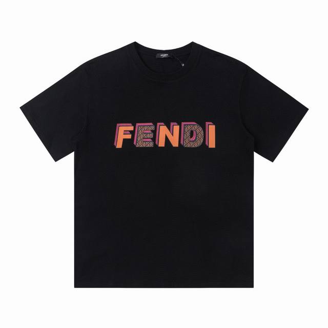 特价 齐码 Fendi 芬迪新款字母印花T恤短袖 采用高质量面料制作而成，无论是日常穿搭还是参加派对，都能展示出您的时尚品味和个性。这款短袖具有舒适的剪裁和休闲