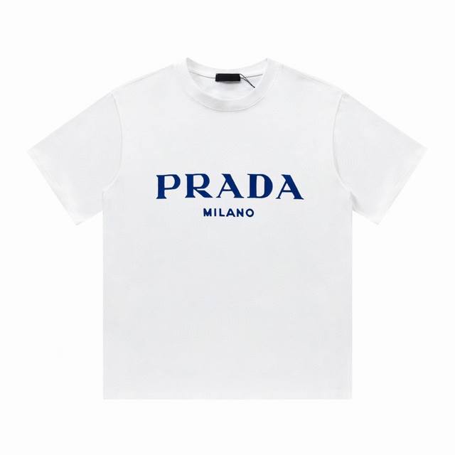 特价 齐码 PRADA 普拉达新款圆领T恤短袖 采用高质量面料制作而成，无论是日常穿搭还是参加派对，都能展示出您的时尚品味和个性。这款短袖具有舒适的剪裁和休闲风