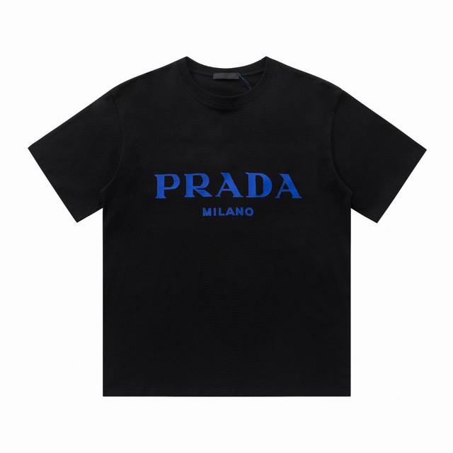 特价 齐码 PRADA 普拉达新款圆领T恤短袖 采用高质量面料制作而成，无论是日常穿搭还是参加派对，都能展示出您的时尚品味和个性。这款短袖具有舒适的剪裁和休闲风