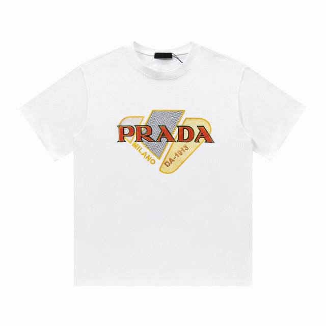 特价 齐码 PRADA 普拉达新款圆领T恤短袖 采用高质量面料制作而成，无论是日常穿搭还是参加派对，都能展示出您的时尚品味和个性。这款短袖具有舒适的剪裁和休闲风 - 点击图像关闭