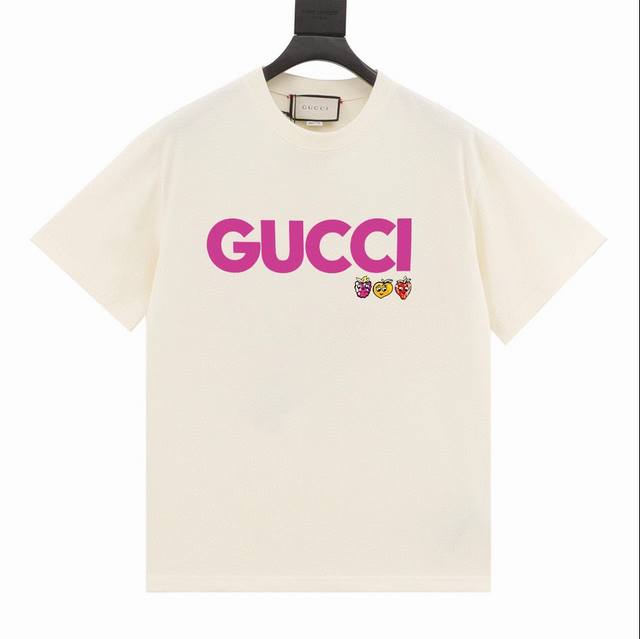 特价 齐码 Gucci 古驰24ss草莓印花logo圆领T恤短袖 顶级元素融合打造，经典潮男时尚，无论是上身舒适度都是无可比拟的存在，可以说夏日必备，并且时尚性