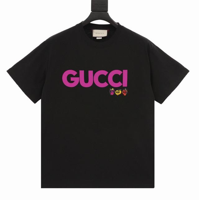 特价 齐码 Gucci 古驰24ss草莓印花logo圆领T恤短袖 顶级元素融合打造，经典潮男时尚，无论是上身舒适度都是无可比拟的存在，可以说夏日必备，并且时尚性