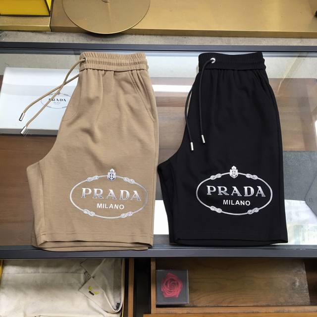 新品短裤 Prad 2024春夏新款休闲短裤！官网同步发售。定制品牌经典LOGO，定制面料，舒适度极好，手触感强烈。辨识度极高，完美品相工艺。 尺码：M-3xl