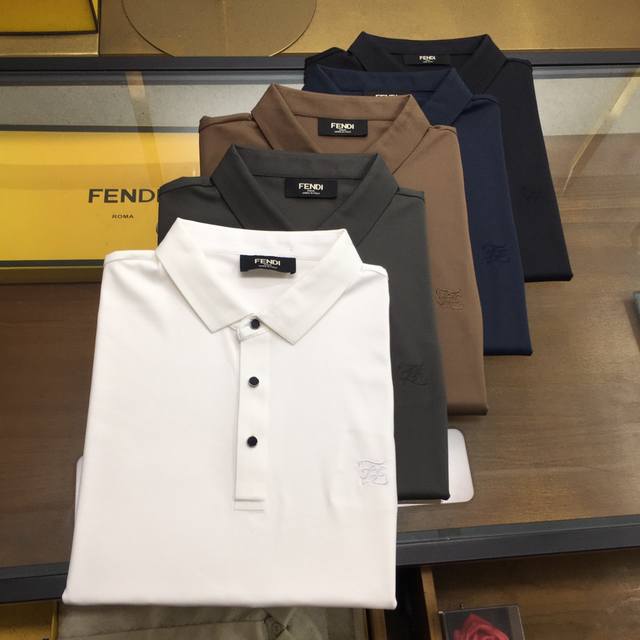 新品 Fend..i 高端Polo 2024SS春夏新品 Go 时尚休闲翻领T恤，甄选优质天丝凉爽面料，无痕切割工艺，胸前密针精致logo设计标识，客供订织五金