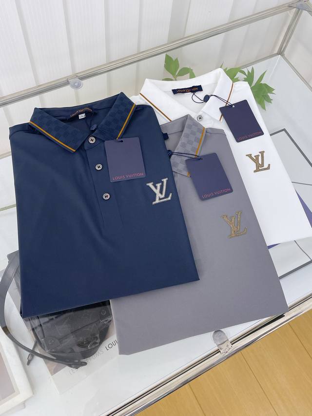 Lv**路易威登 24ss夏季新品短袖翻领polo衫！胸前奢华品牌经典LOGO设计，采用高档顶级定制面料，手感舒适顺滑 ，细节之处尽显高级，经典三扣开合门襟，视