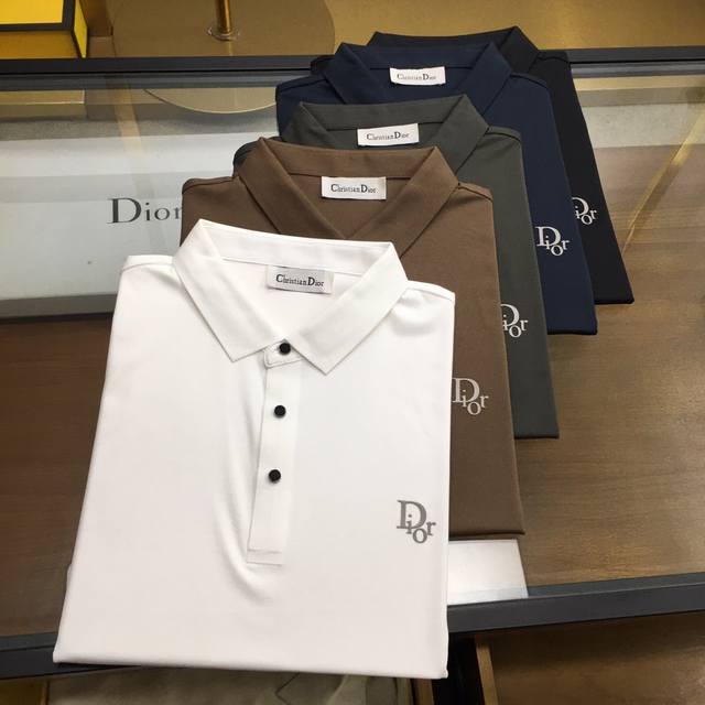 新品 Dio...r 高端Polo 2024SS春夏新品 Go 时尚休闲翻领T恤，甄选优质天丝凉爽面料，无痕切割工艺，胸前密针精致logo设计标识，客供订织五金