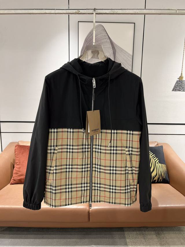 Burberry 巴宝莉 2024秋冬春夏新款，官网同步，原版订制聚酯纤维面料，面净版设计，下身设计经典格子拼接，衣襟拉链设计保暖性更强，和原版一致，系列管网最