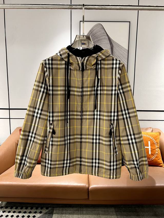 Burberry 巴宝莉 2024秋冬新款双面穿夹克，官网同步，原版订制聚酯纤维面料，面净版设计，背面设计经典格子双面穿，戴帽设计更防风保暖，衣襟拉链设计保暖性