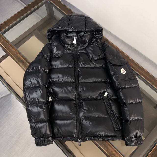 高版本 黑色灰底男女同款 MONCLER 蒙口男士经典玛雅MAYA 加绒加厚升级版 羽绒服，全部是 绒做的， MON家每年必出单品，N多明星有过同款出街，修身，