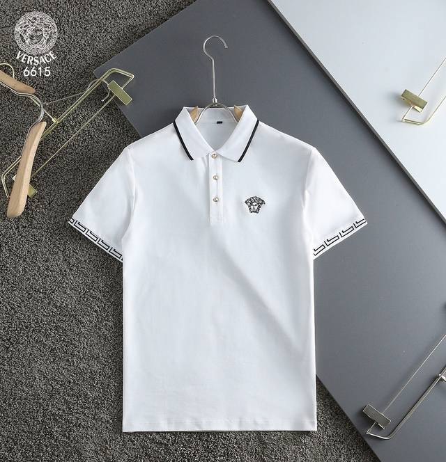 范思哲 24SS新款春夏短袖翻领T恤polo，最高版本客供定制高端丝光面料简单时尚款，w配色超级好看！3经典logo简单大方的款式！满满的高级感，四季可穿。简欧