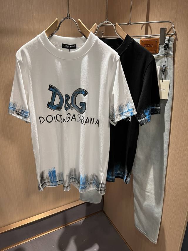 Dolce&Gabba*a 杜嘉*纳2024春夏新款男女同款短袖T恤，专柜同步发售！定制专属纯棉面料，胸前字母logo图案印花工艺设计！简约大方，从容百搭，档次