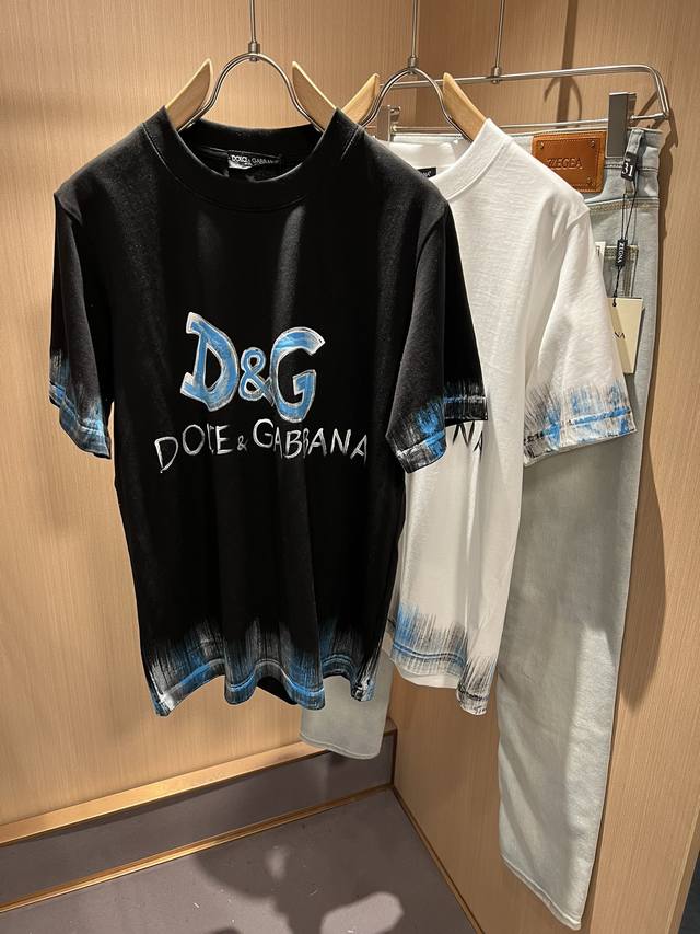 Dolce&Gabba*a 杜嘉*纳2024春夏新款男女同款短袖T恤，专柜同步发售！定制专属纯棉面料，胸前字母logo图案印花工艺设计！简约大方，从容百搭，档次 - 点击图像关闭