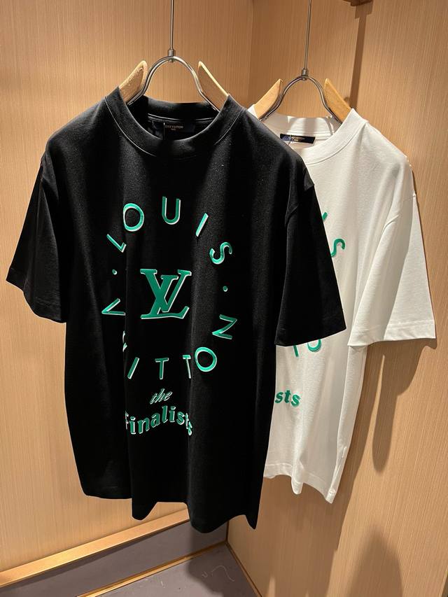 LouisVuitt*路易*登 2024春夏全新系列单品上线，非常时髦前卫的一款男女同款短袖T恤，标识logo图案印花工艺修饰！区别于以往的不同，宣示品牌传承多 - 点击图像关闭