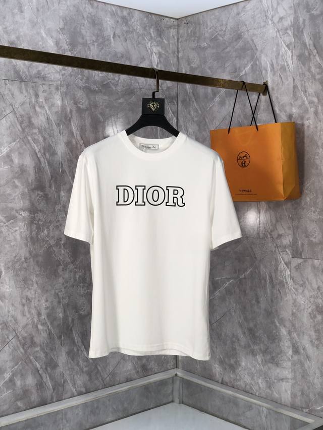 Dior。 2024SS圆领宽松短袖T恤。专柜在售贸易公司订单，客供进口纯棉棉面料，以天然植物纤维提炼出来，b手感柔软，穿着舒适，完全不易有刺激皮肤，这样的面料