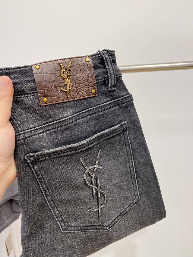 YSL 圣罗兰、2024最新品，专柜同步有售，原单狠货，水洗休闲牛仔裤，进口原版水洗弹力面料，舒适有弹性，原版五金辅料装饰logo，版型超正，档次极高，专柜品质