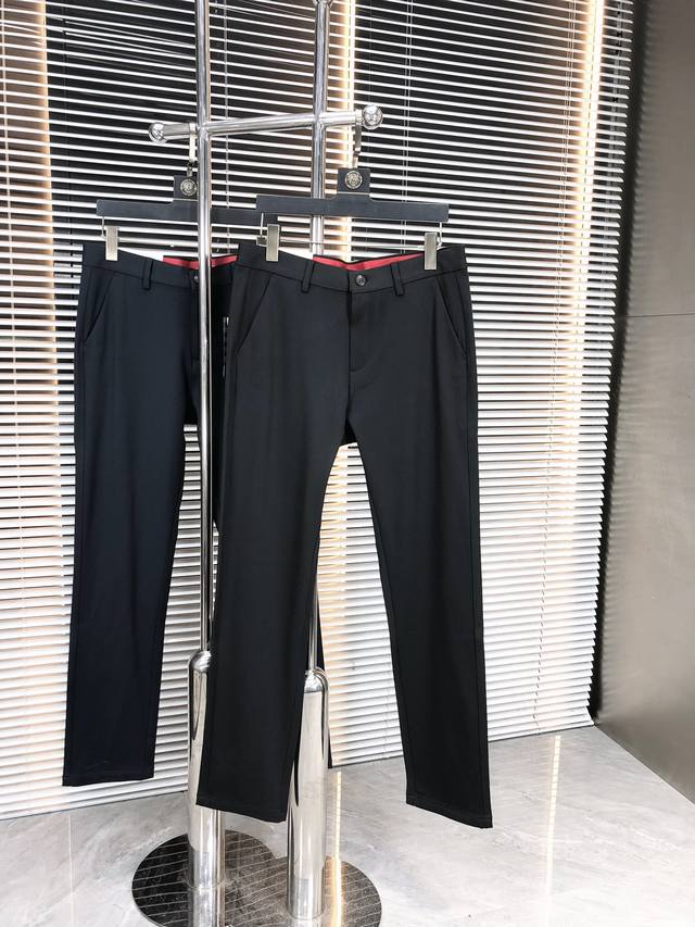 蒙口 Moncler 码数：30--40 无37 39 2024秋冬新品。订制高品质时尚休闲裤。超级百搭款。独家定制-进口高端高密度精棉面料，贴身舒适，超靓版型