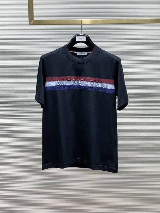 Moncler 蒙口，2024夏季最新品，专柜同步有售，原单狠货，时尚休闲圆领短袖T恤，上身舒适！吸睛而有亮点，采用进口原版面料，顶级浮雕工艺字母图案logo，