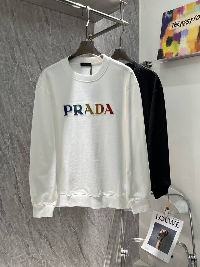 PRADA 普拉达 2024秋季经典款卫衣！经典字母牙刷秀棉质短袖T恤，采用24支特纺紧密棉面料，克重380g，大型徽标采用进口定染材质绣线，具有光泽感的丝光绣