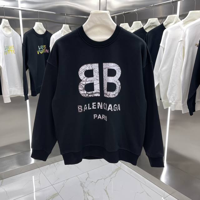 BALENCIAGA巴黎世家经典圆领卫衣 快手小红书爆款卫衣，衣服面料采用原版定织定染纯棉毛圈400g高克重面料，柔软亲肤细腻。做工细致，厚度适中，后领织带包边