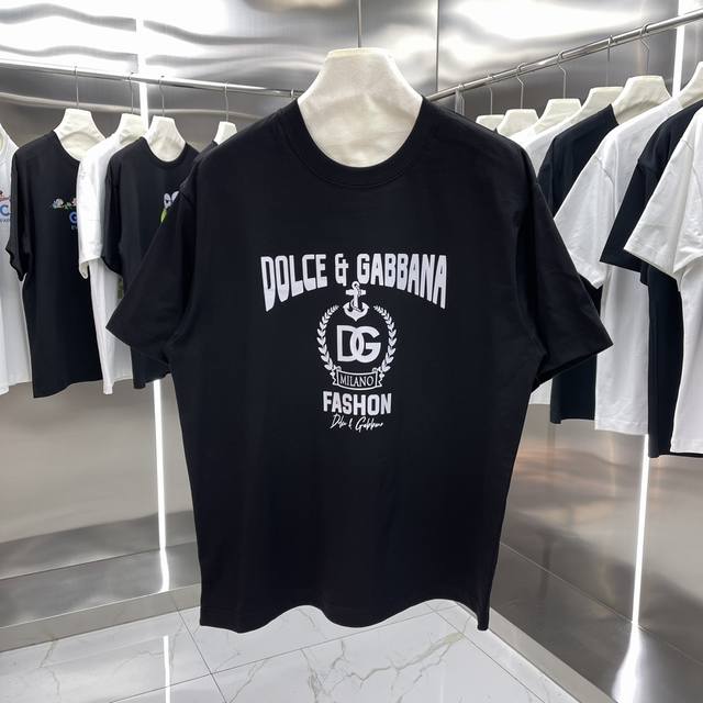 DOLCE&GABBANA杜嘉班纳 印花短袖T恤明星穿搭款 -采用双纱纯棉，280克面料颜色定制定染，不缩水不退色。手感舒服，质感超强潮男潮女必备经典落肩阔版型