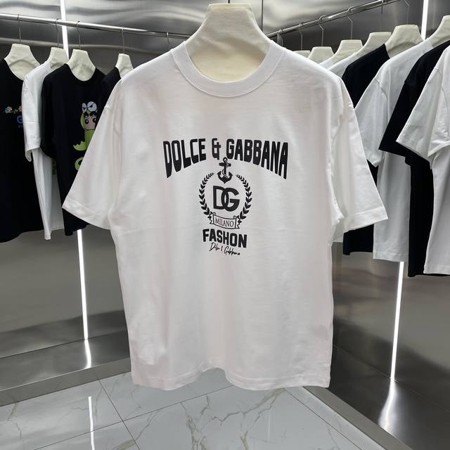 DOLCE&GABBANA杜嘉班纳 印花短袖T恤明星穿搭款 -采用双纱纯棉，280克面料颜色定制定染，不缩水不退色。手感舒服，质感超强潮男潮女必备经典落肩阔版型