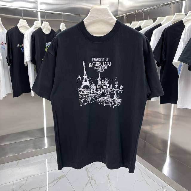 Balenciaga巴黎世家 印花短袖T恤明星穿搭款 -采用双纱纯棉280g，面料颜色定制定染，不缩水不退色。手感舒服，质感超强潮男潮女必备经典落肩阔版型，独家