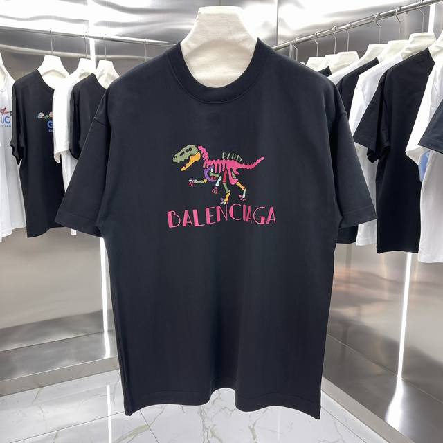 Balenciaga巴黎世家 印花短袖T恤明星穿搭款 -采用双纱纯棉280g，面料颜色定制定染，不缩水不退色。手感舒服，质感超强潮男潮女必备经典落肩阔版型，独家