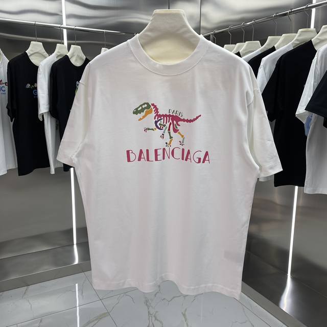 Balenciaga巴黎世家 印花短袖T恤明星穿搭款 -采用双纱纯棉280g，面料颜色定制定染，不缩水不退色。手感舒服，质感超强潮男潮女必备经典落肩阔版型，独家