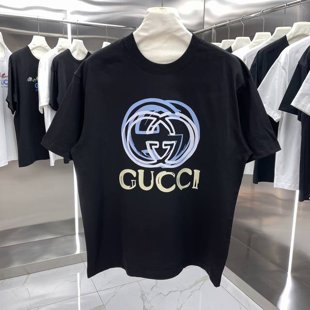 GUCCI古驰经典系列 印花短袖T恤明星穿搭款 -采用双纱纯棉280g，面料颜色定制定染，不缩水不退色。手感舒服，质感超强潮男潮女必备经典落肩阔版型，独家现货供