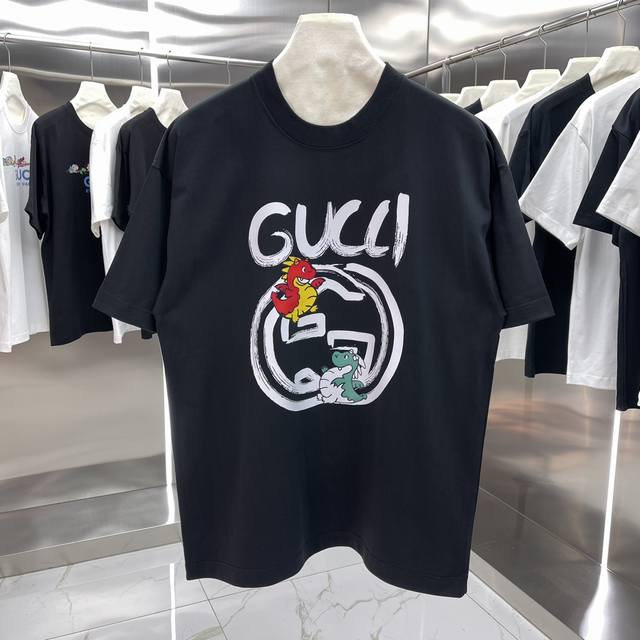 GUCCI古驰经典系列 印花短袖T恤明星穿搭款 -采用双纱纯棉280g，面料颜色定制定染，不缩水不退色。手感舒服，质感超强潮男潮女必备经典落肩阔版型，独家现货供