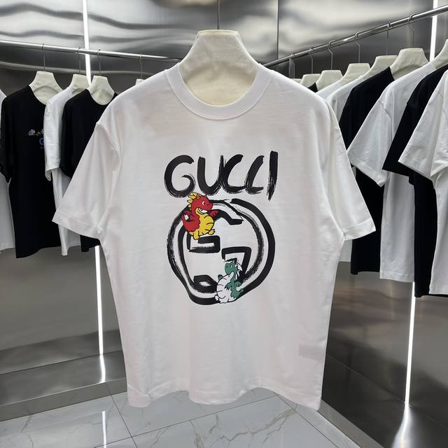 GUCCI古驰经典系列 印花短袖T恤明星穿搭款 -采用双纱纯棉280g，面料颜色定制定染，不缩水不退色。手感舒服，质感超强潮男潮女必备经典落肩阔版型，独家现货供